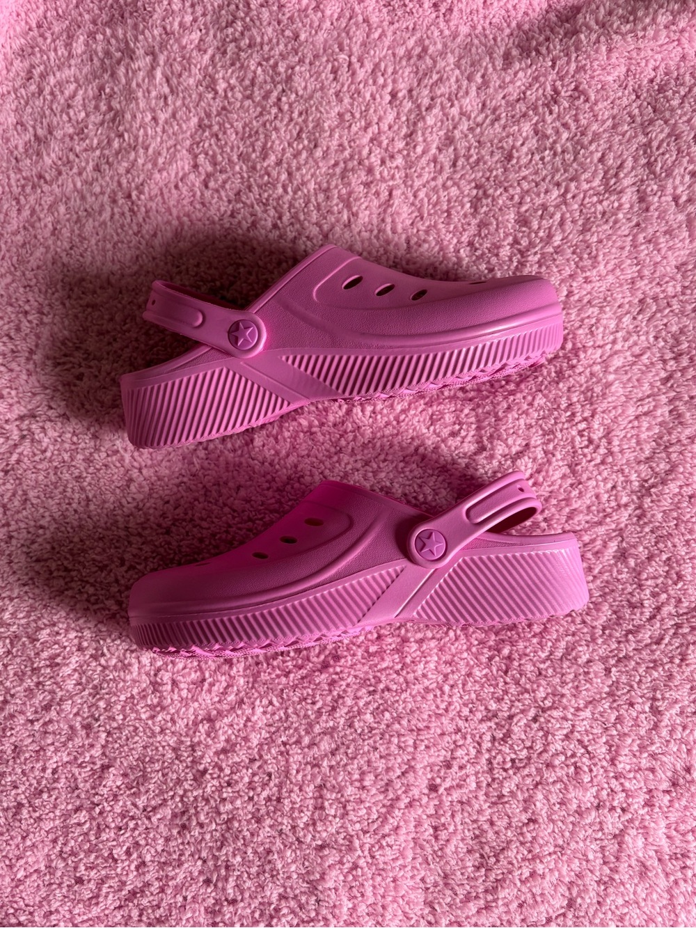 Bubblegum Pink Clog Sandals Size
7/8 Fits More like a 7 🩷🩷🩷
